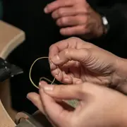 Atelier création de créoles en laiton ou argent à Paris 9e