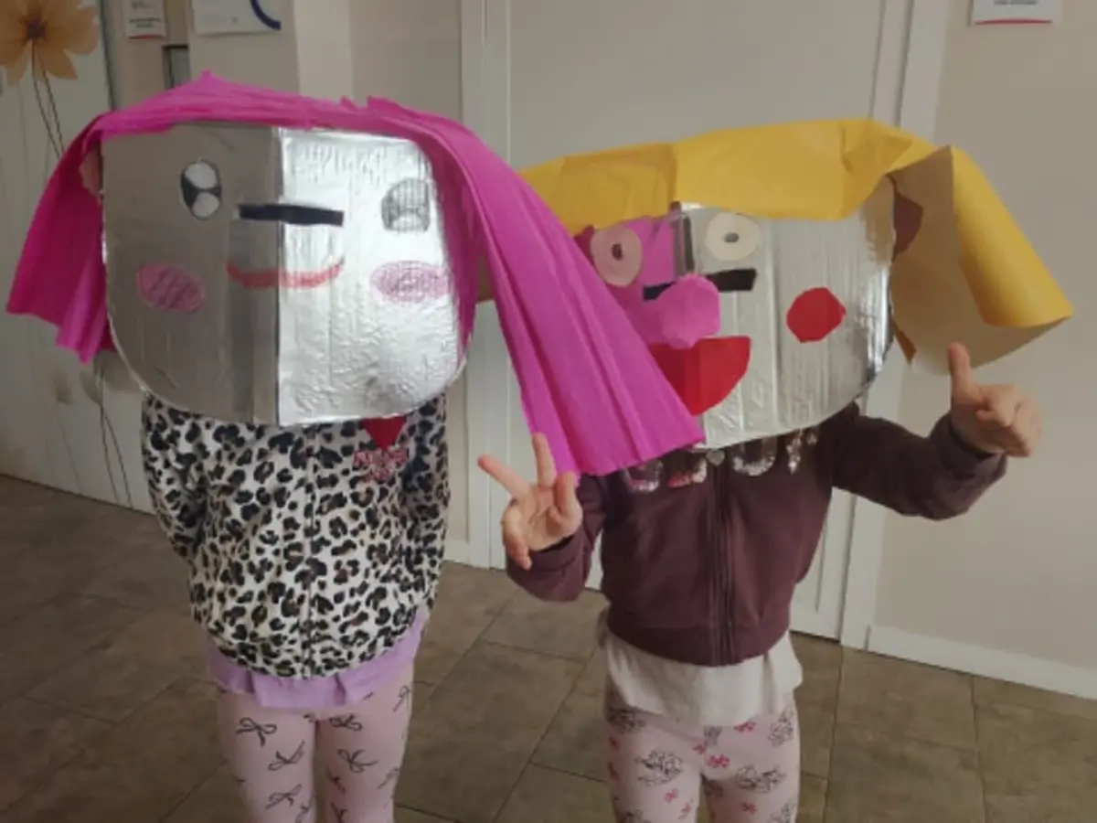 Atelier création de masque en carton à Paris 19ème