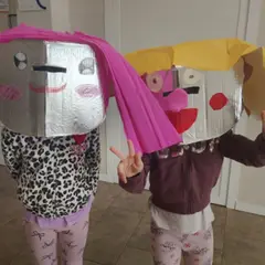 Atelier création de masque en carton à Paris 19ème
