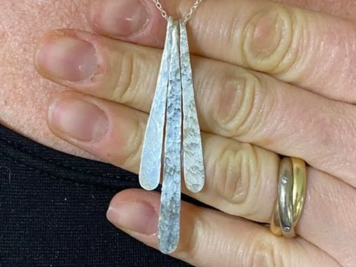 Atelier création de pendentif en argent à Strasbourg (67)