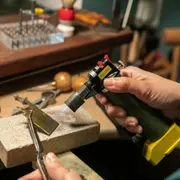 Atelier création de pins en laiton ou argent à Paris 9ème