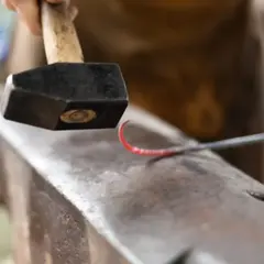 Atelier création de porte-clés forgés à Vaugneray (69)