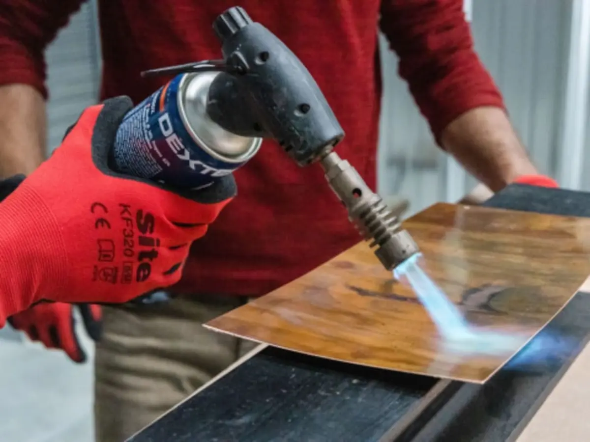 Atelier création lampe en cuivre à Saint-Jean-d'Illac (33)