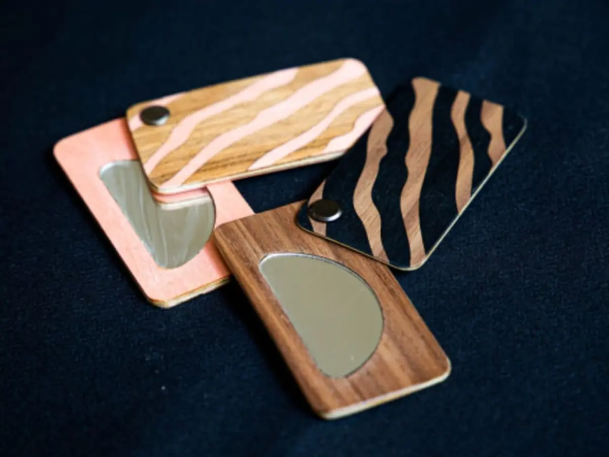 Atelier création miroir de poche en marqueterie à Lyon 3ème