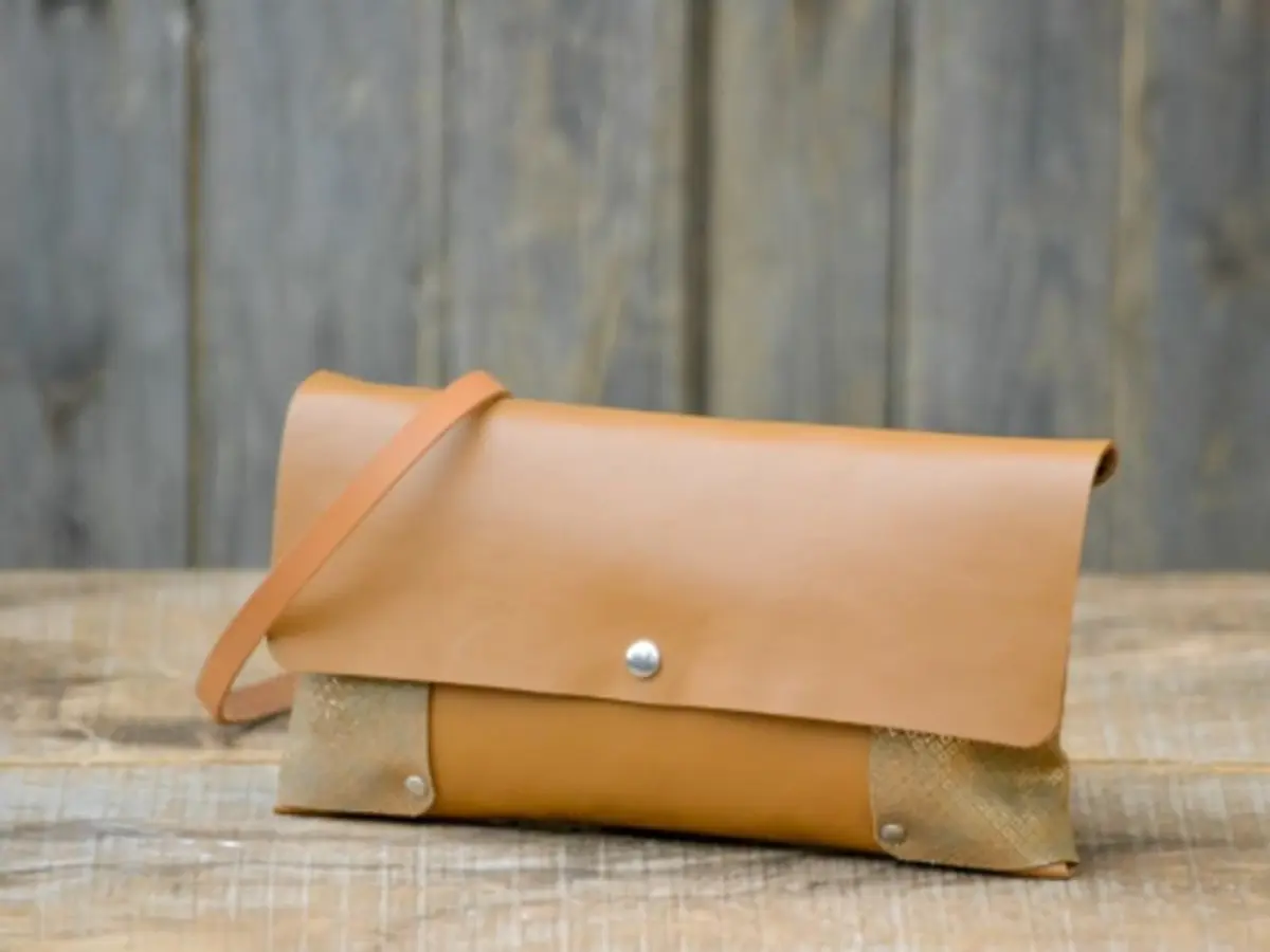 Atelier création sac banane Zaho en cuir à Montjean-sur-Loire