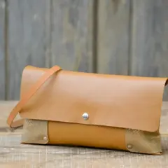 Atelier création sac banane Zaho en cuir à Montjean-sur-Loire