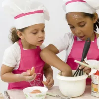 Pour les petits et les grands, des ateliers cuisine pour devenir de vrais petits chefs&nbsp;! &copy; Duris Guillaume - fotolia.com