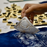 Atelier d'impression textile au tampon et poésie avec Attandi Trawalley à la Galerie du 19M