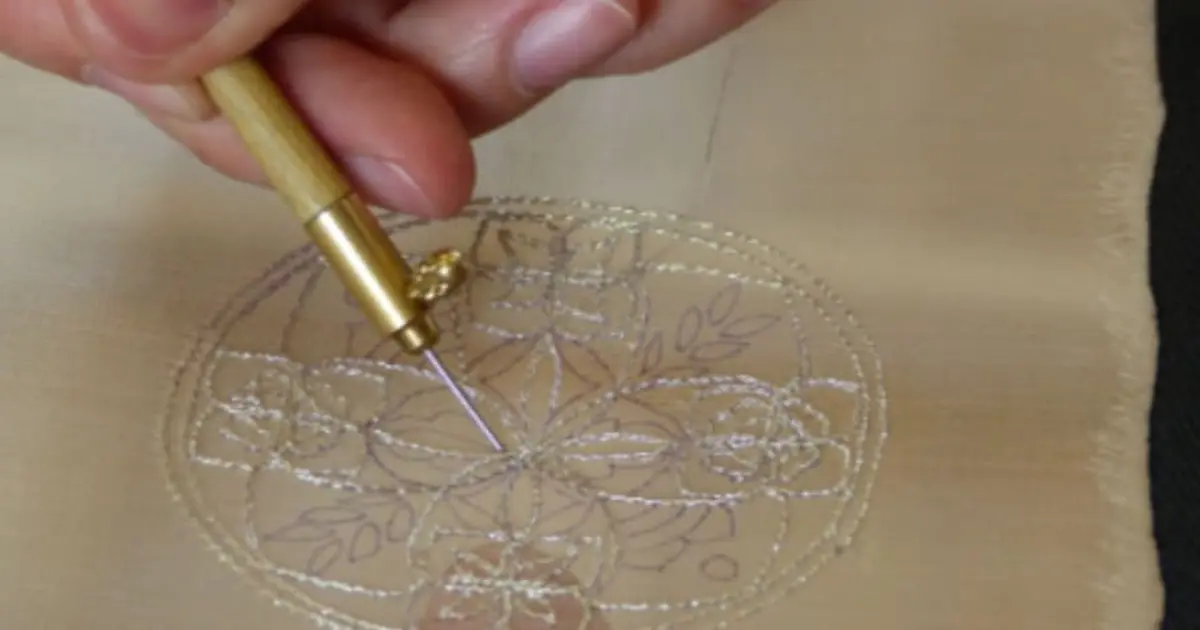 Atelier d'initation à la broderie de Lunéville à Villandry (37)