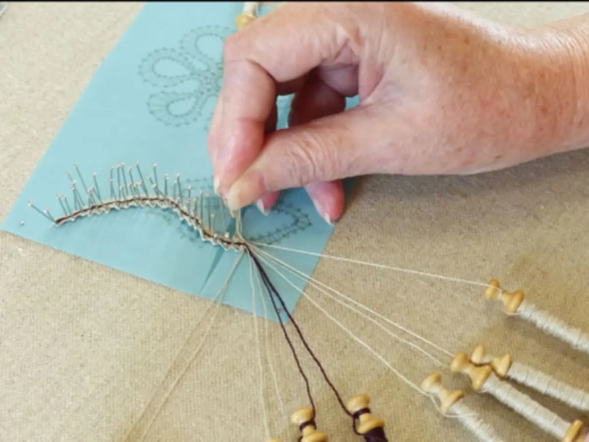 Atelier d'initiation à la dentelle aux fuseaux à Mirmande (26)