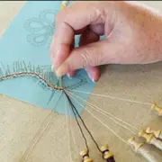 Atelier d'initiation à la dentelle aux fuseaux à Mirmande (26)
