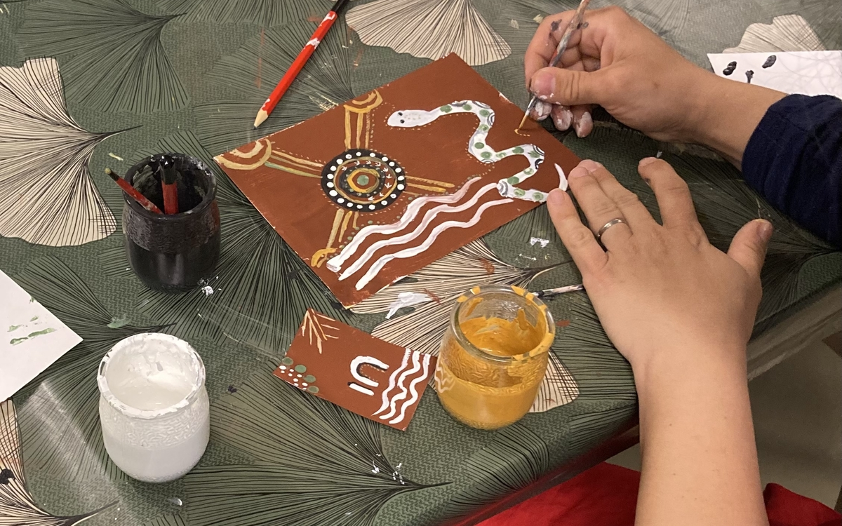 Atelier d'initiation à la peinture Aborigène du centre Australie.