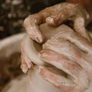 Atelier d'initiation au tournage en céramique à Hem (59)