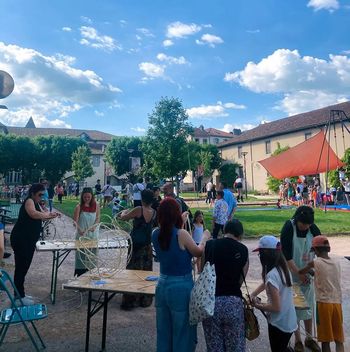 Atelier de construction de lanternes à Aurillac : la tête dans les nuages