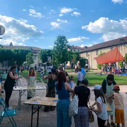 Atelier de construction de lanternes à Aurillac : la tête dans les nuages