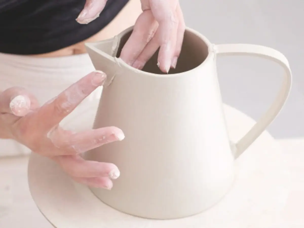 Atelier de fabrication de pichet en céramique à Montpellier (34)