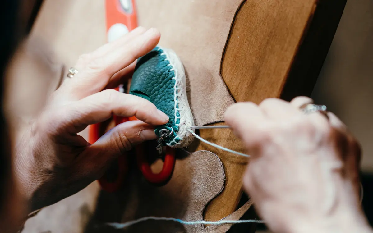 Atelier de fabrication de porte-clés espadrilles