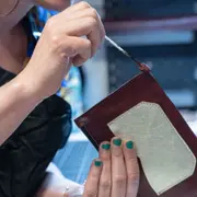 Atelier de fabrication pochette zipée en cuir à Lyon 1er