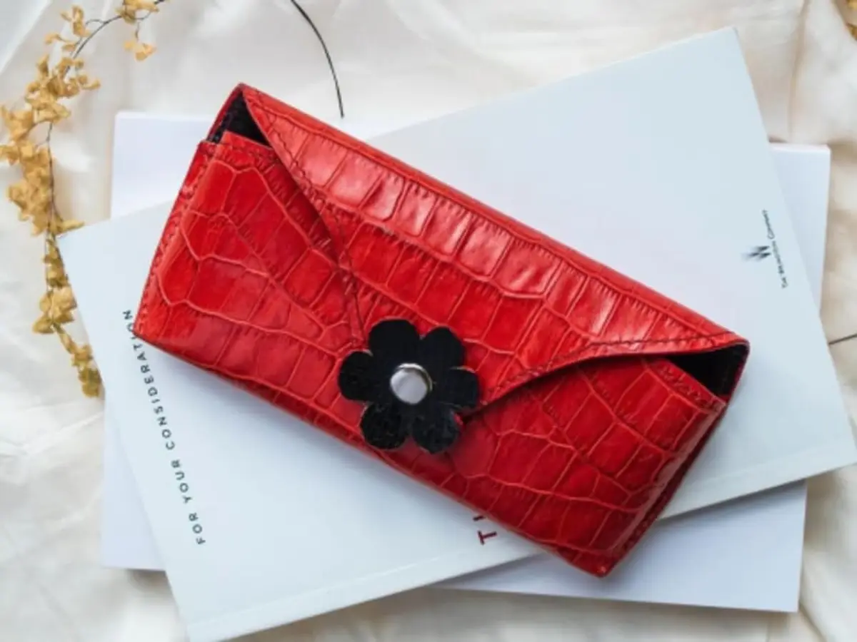 Atelier de maroquinerie d'un étui à  lunettes à Paris 4ème