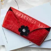 Atelier de maroquinerie d'un étui à  lunettes à Paris 4ème