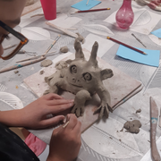 Atelier de modelage d'argile parents/enfants vacances de Pâques : les animaux fantastiques