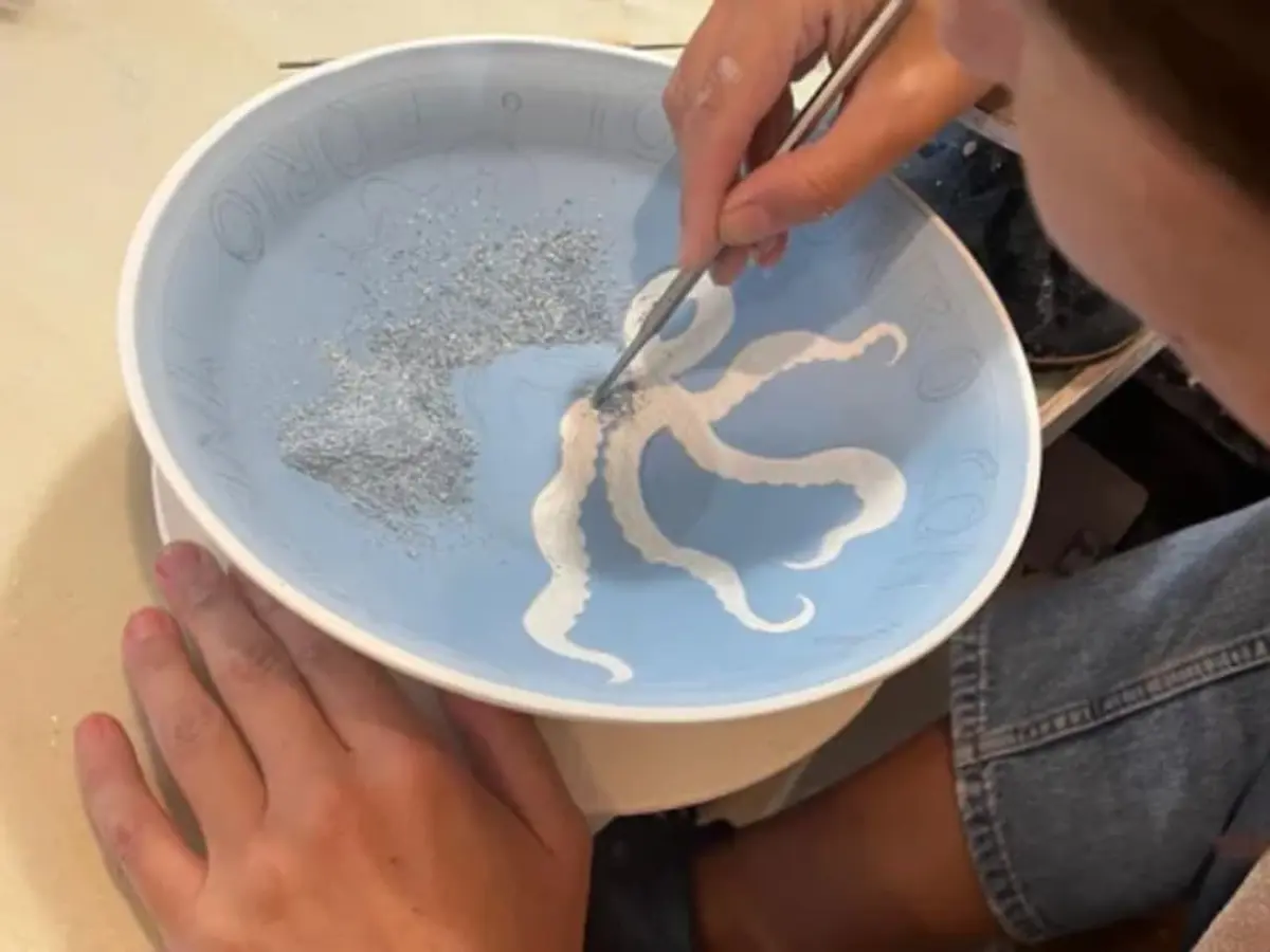 Atelier de peinture sur dégourdi de porcelaine à Paris 18ème