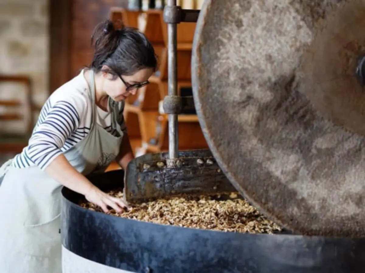 Atelier de pressée d'huile de noix au moulin de Ligneyrac (19)
