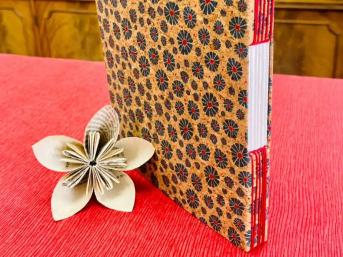 Atelier de reliure à bouton à Aubagne (13)