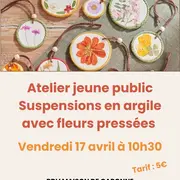 Atelier de suspensions en argile avec fleurs pressées
