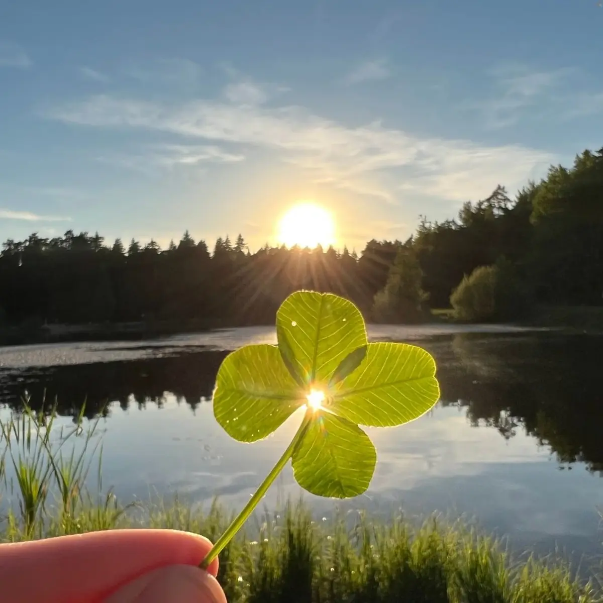 Atelier décor sur porcelaine - Amulette chargée en énergie