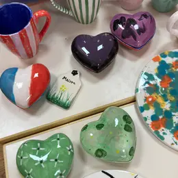 Atelier décoration sur céramique