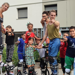 Atelier découverte des échasses au Centre Sportif Jules Noël