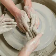 Atelier découverte tournage en céramique à Jouy-le-Moutier (95)