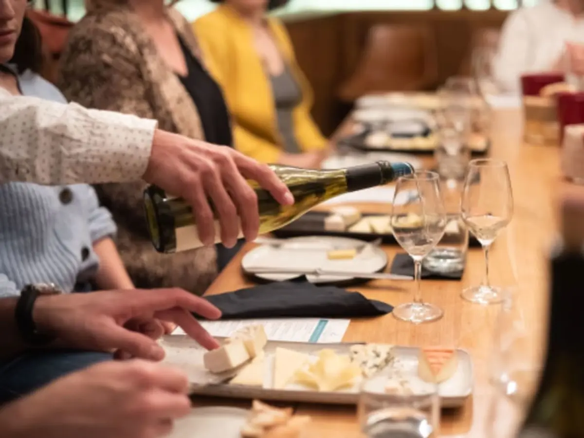 Atelier dégustation fromages & vins aux Caves du Louvre à Paris