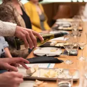 Atelier dégustation fromages & vins aux Caves du Louvre à Paris