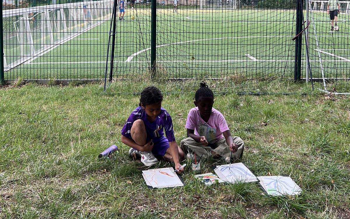 Les enfants dessinent sur le terrain du Stade Jules-Noël