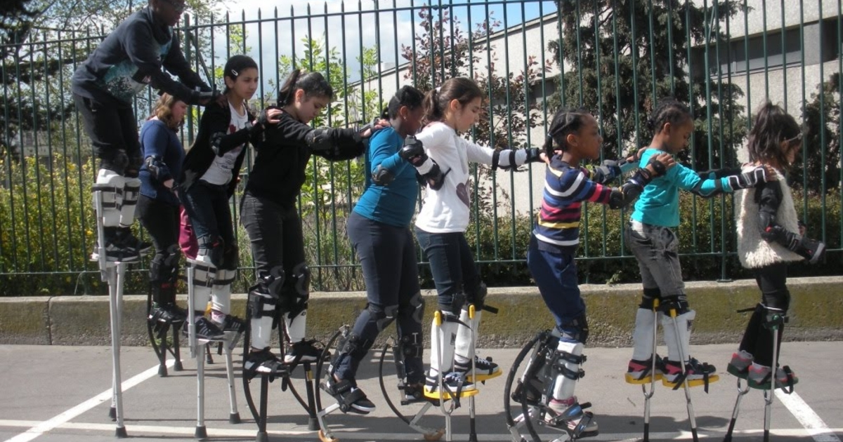 Atelier échasses dans le 14e