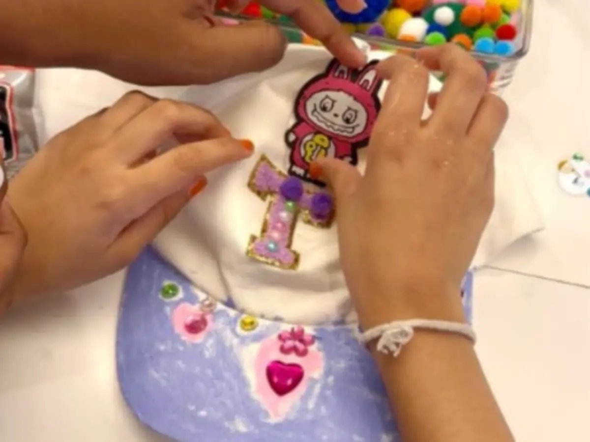 Atelier enfant Customisation d'une casquette à Paris 20ème