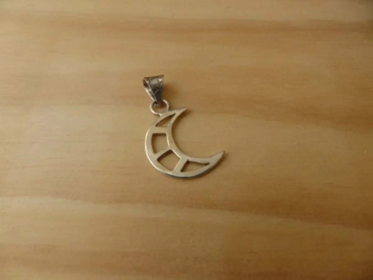 Atelier fabrication d'un pendentif en argent à Yzeron (69)