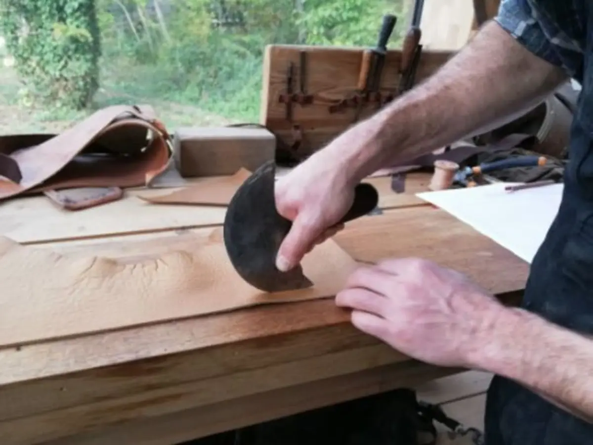 Atelier fabrication d'un tablier en cuir à Kayserberg (68)