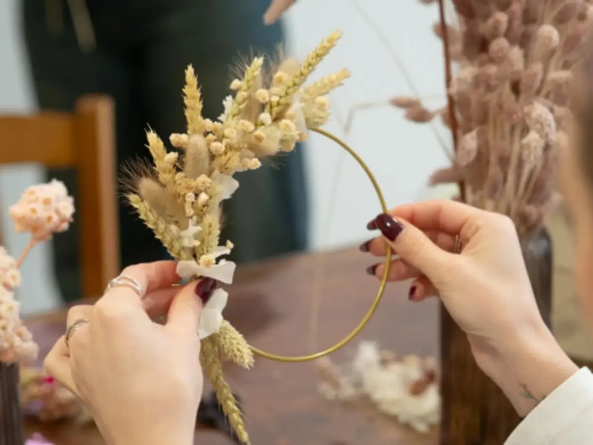 Atelier fabrication d'une couronne de fleurs séchées à Paris