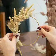 Atelier fabrication d'une couronne de fleurs séchées à Paris