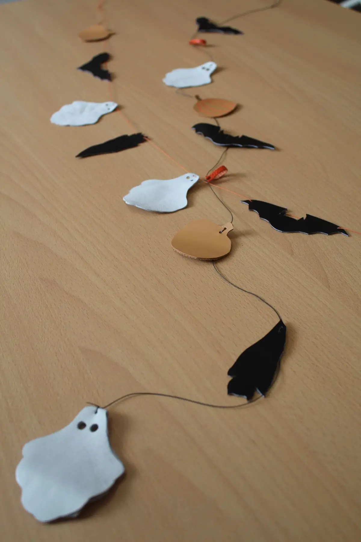 Atelier fabrication d'une guirlande d'halloween en cuir