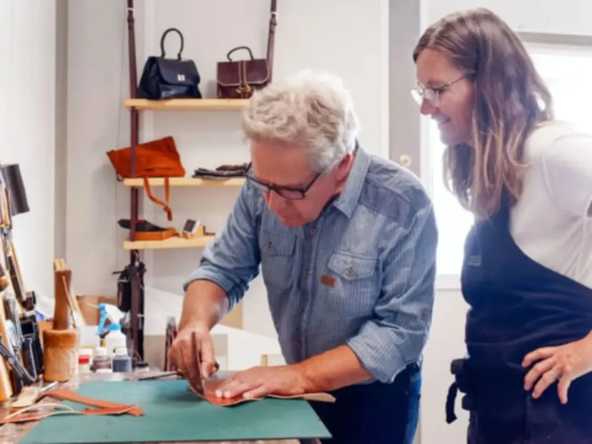 Atelier fabrication d'une pochette en cuir pr&egrave;s d'Annecy (74)