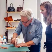 Atelier fabrication d'une pochette en cuir près d'Annecy (74)