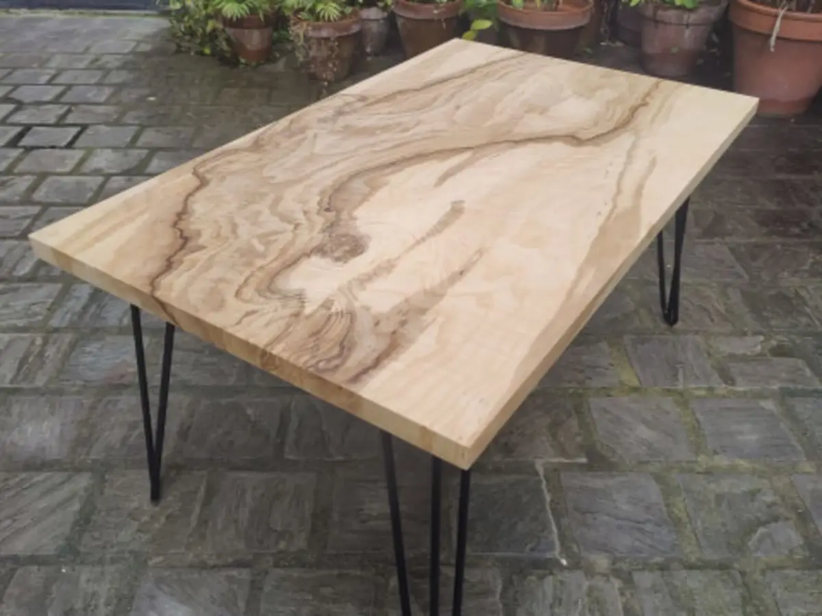 Atelier fabrication d'une table rectangulaire en bois à Paris