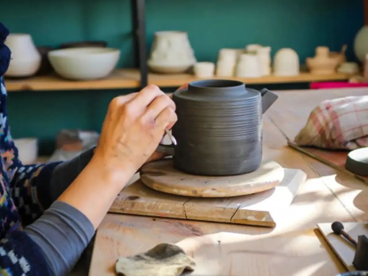 Atelier fabrication de théière en céramique à Salavre (01)