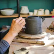 Atelier fabrication de théière en céramique à Salavre (01)