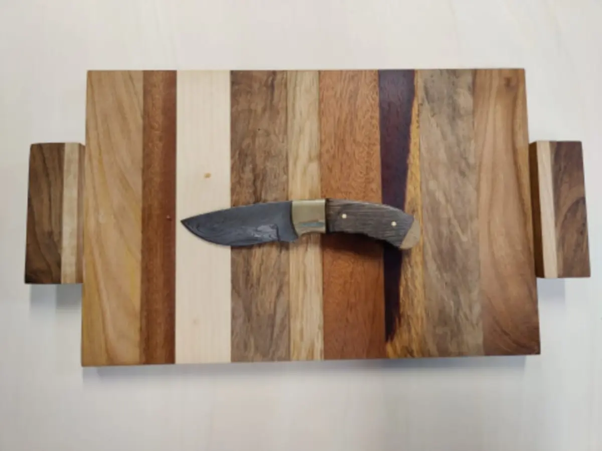 Atelier fabrication planche apéritif et son couteau à Paris 3ème