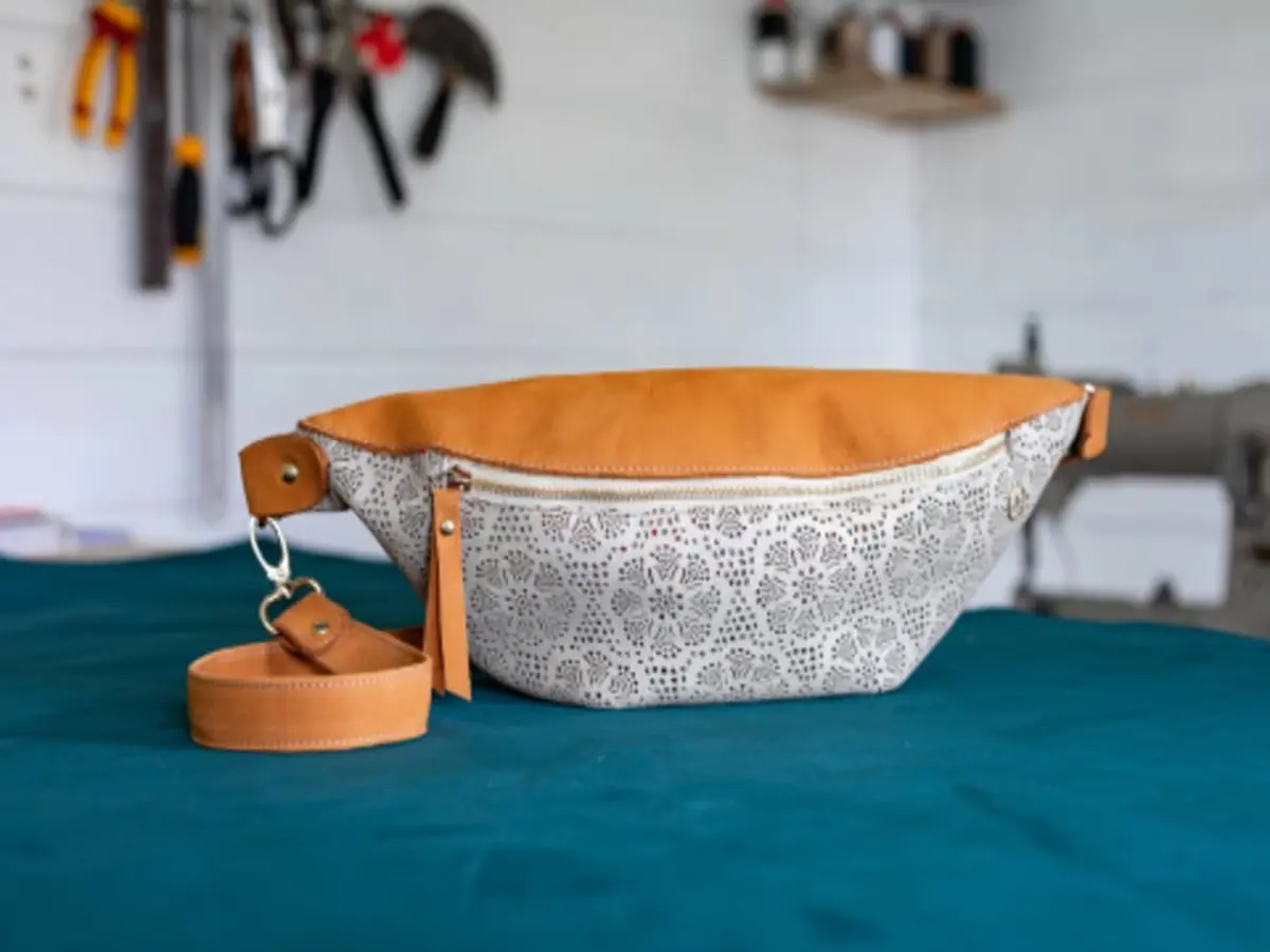 Atelier fabrication sac banane en cuir à Talence (33)